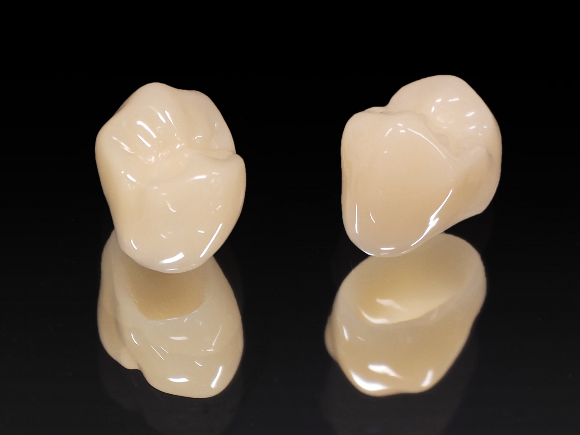 セラミック治療とは？保険診療との違いについて