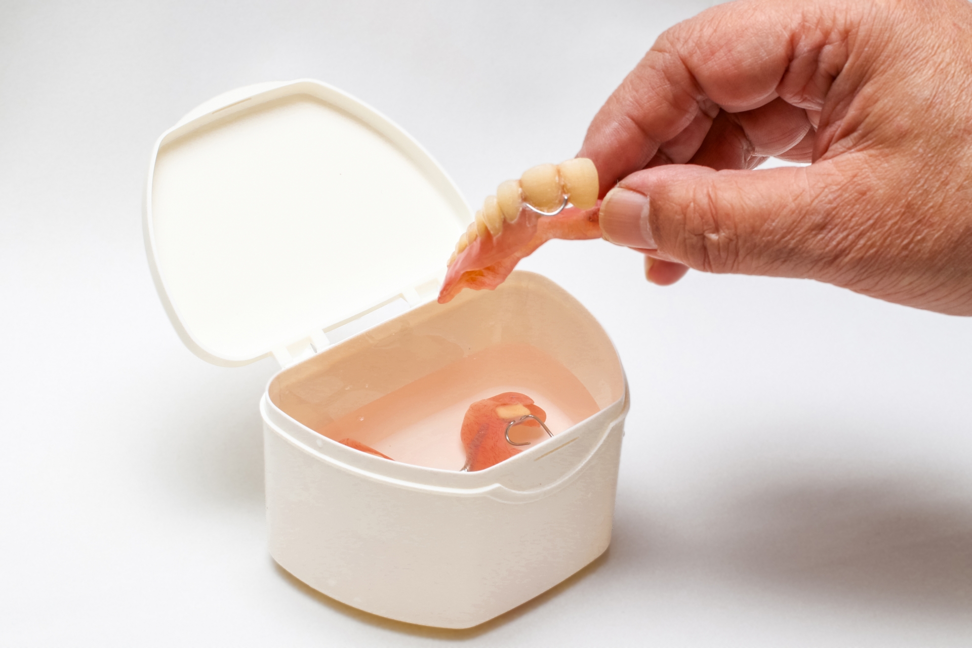 入れ歯を快適に使い続けるためのメンテナンス方法